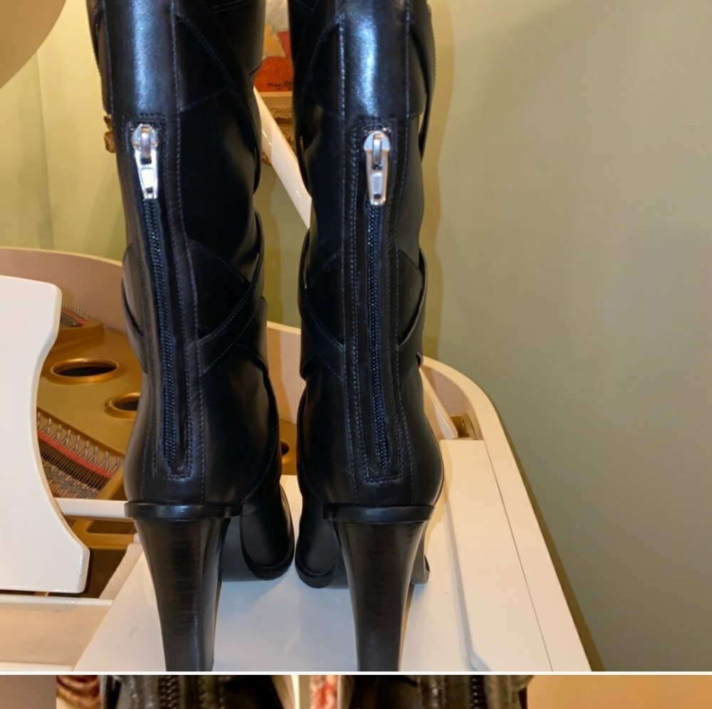 SAINT LAURENT BLACK LEATHER BOOTS. - Picture 4 of 6